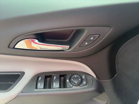 Used 2024 Chevrolet Equinox LS w/ LS Convenience Package image 18