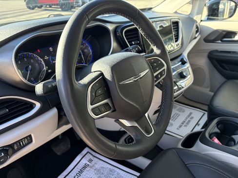 Used 2024 Chrysler Pacifica Touring-L FWD image 29