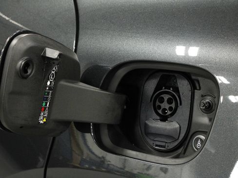 Certified 2025 Porsche Macan 4 Electric AWD/4WD image 23