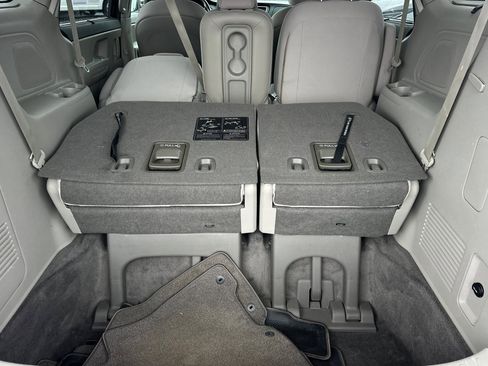 Used 2016 Kia Sedona LX w/ LX Convenience Package image 15