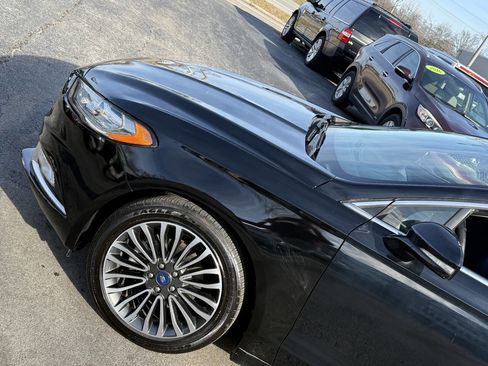 Used 2017 Ford Fusion SE w/ Fusion SE Technology Package image 2