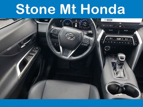 Used 2024 Toyota Venza image 17