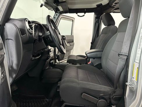 Used 2012 Jeep Wrangler Unlimited Sahara w/ Connectivity Group image 9