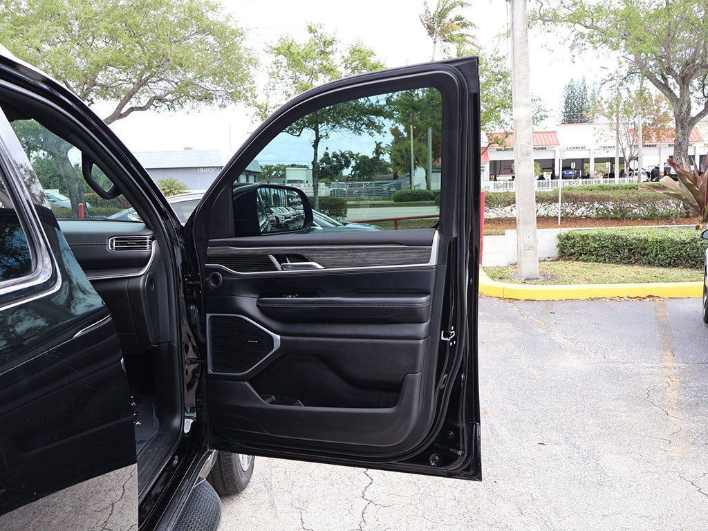 Used 2022 Jeep Wagoneer Series II w/ Premium Group I AWD/4WD image 27
