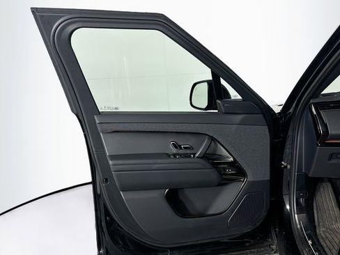 Used 2025 Land Rover Range Rover Sport SE image 11
