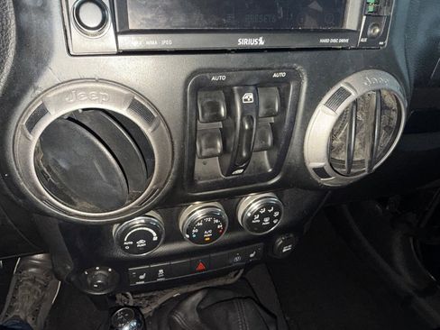 Used 2014 Jeep Wrangler Unlimited Rubicon image 31