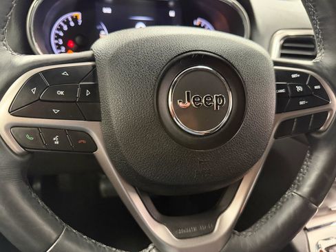 Used 2018 Jeep Grand Cherokee Altitude AWD/4WD image 18