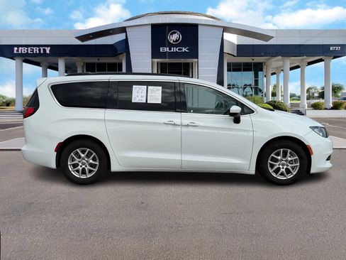 Used 2021 Chrysler Voyager Lxi image 2