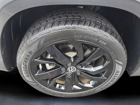 Used 2023 Volkswagen Taos SE w/ Panoramic Sunroof Package FWD image 9