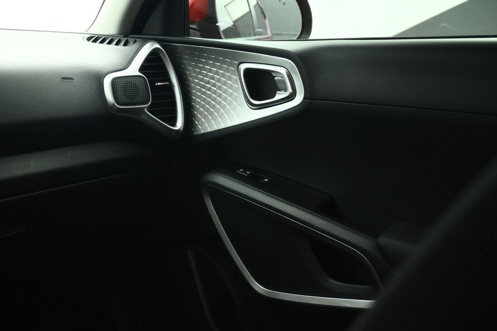 Used 2025 Kia Soul LX w/ LX Technology Package FWD image 46