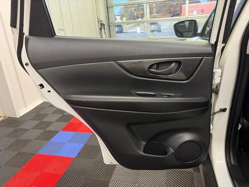 Used 2019 Nissan Rogue S FWD image 11