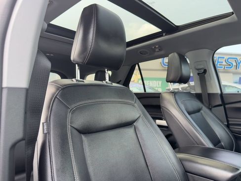 Used 2021 Ford Explorer XLT w/ Equipment Group 202A AWD/4WD image 14