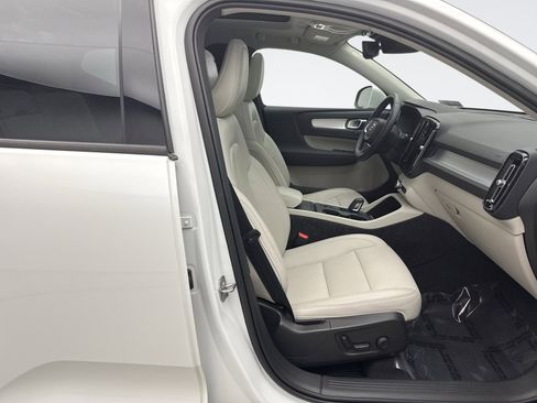 Used 2021 Volvo XC40 T5 Momentum w/ Premium Package image 17