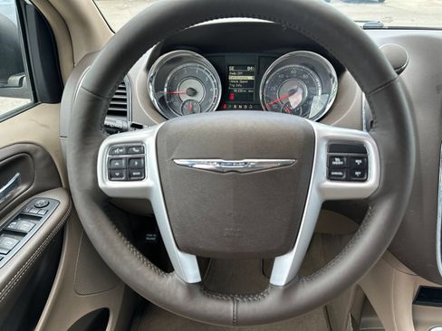 Used 2016 Chrysler Town & Country Touring-L FWD image 16