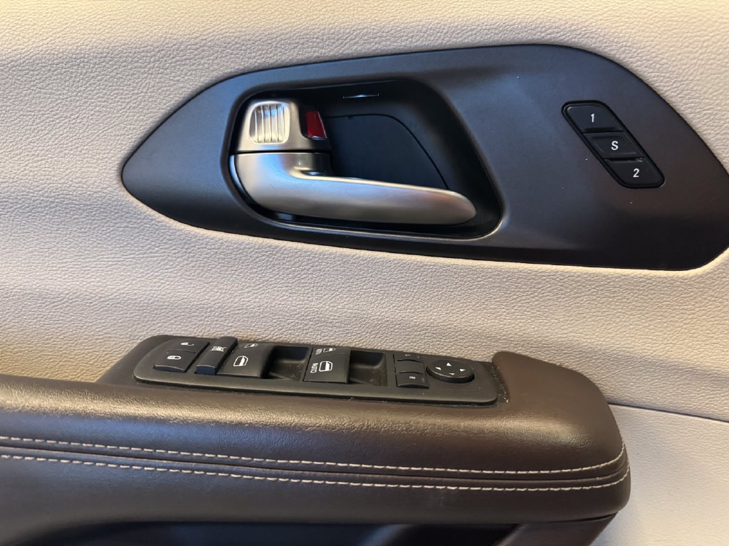 Used 2021 Chrysler Pacifica Touring-L FWD image 18