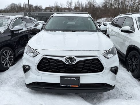 Used 2024 Toyota Highlander XLE image 3
