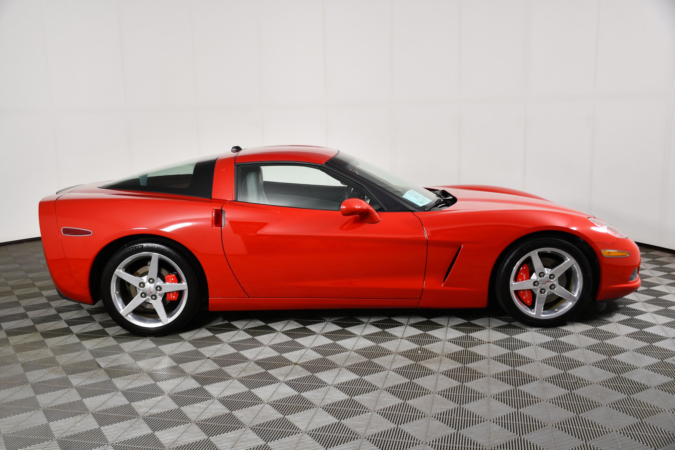 Used 2005 Chevrolet Corvette Coupe w/ Preferred Equipment Group RWD image 17