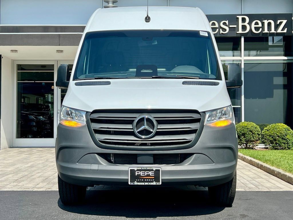 Used 2025 Mercedes-Benz Sprinter 2500 image 4