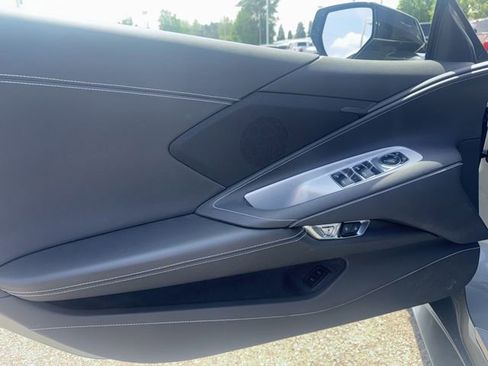 Used 2022 Chevrolet Corvette Stingray Convertible w/ Z51 Performance Package RWD image 11