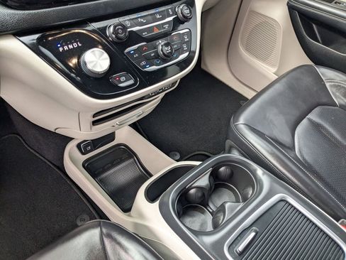 Used 2023 Chrysler Pacifica Touring-L image 25