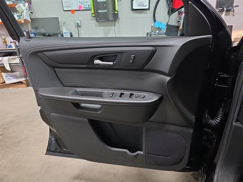 Used 2017 Chevrolet Traverse LT w/ Style and Technology Package image 27