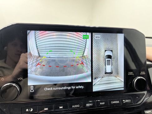 Used 2025 Nissan Pathfinder Platinum image 11