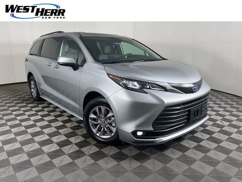 Used 2025 Toyota Sienna XLE image 1
