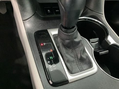 Used 2018 Toyota Highlander LE FWD image 12