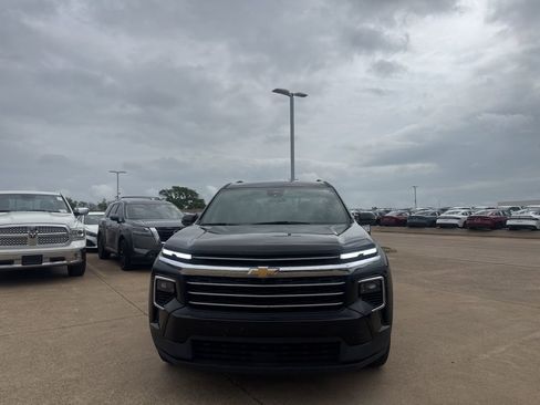 Used 2025 Chevrolet Traverse LT image 4