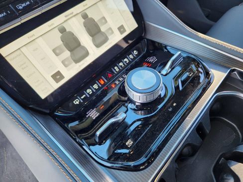 New 2024 Jeep Grand Wagoneer Series III w/ HD Trailer Tow Package image 10