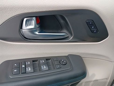 Used 2021 Chrysler Pacifica Touring-L w/ Uconnect Theater Family Group AWD/4WD image 19