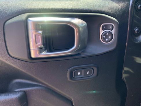 Used 2025 Jeep Gladiator Overland AWD/4WD image 20