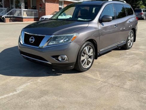 Used 2015 Nissan Pathfinder Platinum w/ Family Entertainment Package FWD image 1