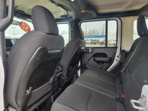 Used 2025 Jeep Wrangler Unlimited Rubicon 4xe w/ Convenience Group AWD/4WD image 18