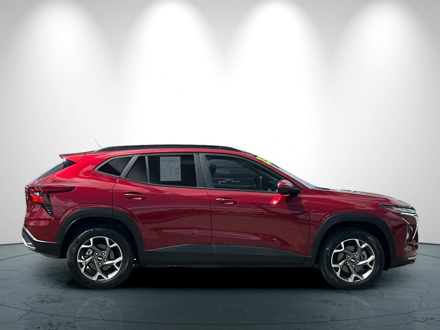 Used 2025 Chevrolet Trax LT w/ LT Convenience Package FWD image 3