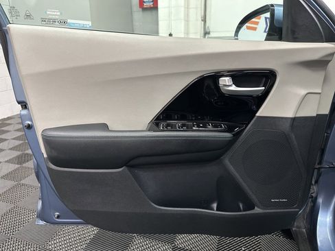Used 2021 Kia Niro Touring image 19