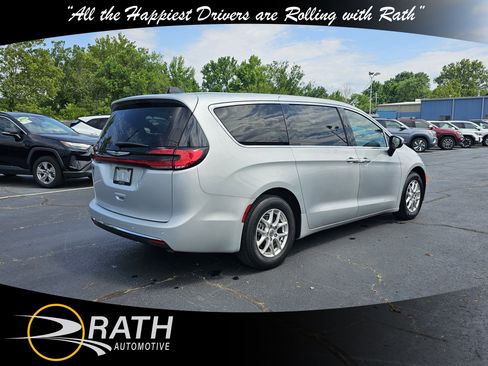 Used 2023 Chrysler Pacifica Touring-L FWD image 6
