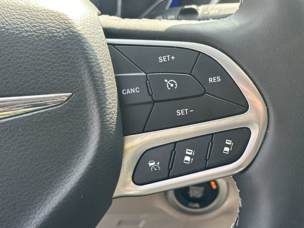 Used 2024 Chrysler Pacifica Touring-L FWD image 24