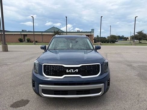 Used 2023 Kia Telluride EX w/ EX Captain's Chair Package AWD/4WD image 11