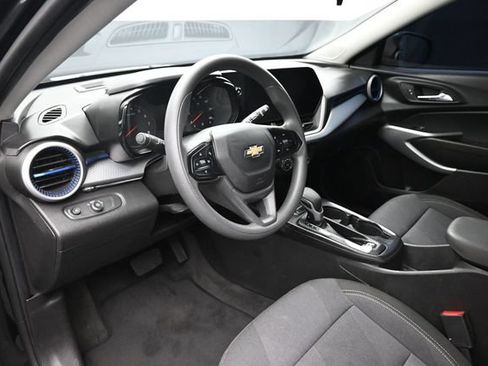 Used 2026 Chevrolet Trax LS w/ LS Convenience Package FWD image 16