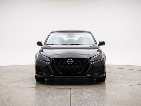 Used 2025 Nissan Altima 2.5 SV FWD image 2