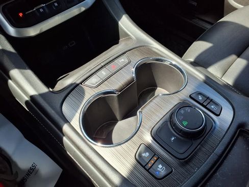 Used 2022 GMC Acadia SLT w/ Technology Package image 13