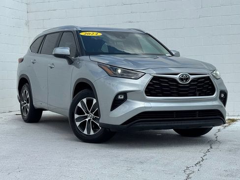Used 2024 Toyota Highlander XLE FWD image 2