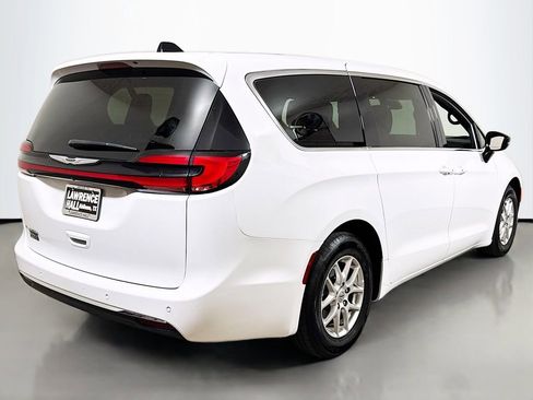 Used 2025 Chrysler Pacifica Select image 4