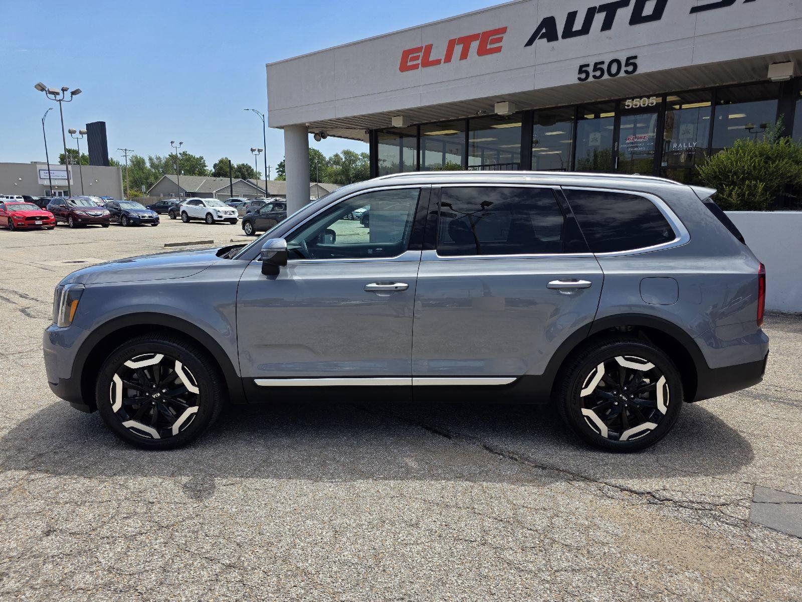 Used 2023 Kia Telluride S w/ S Sunroof Package FWD image 8