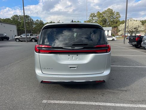 Used 2024 Chrysler Pacifica Touring-L image 6