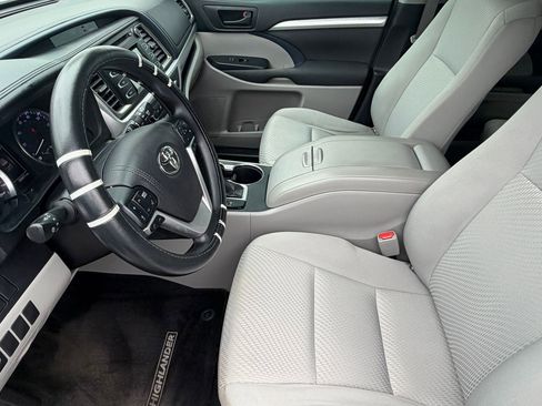 Used 2017 Toyota Highlander LE image 21