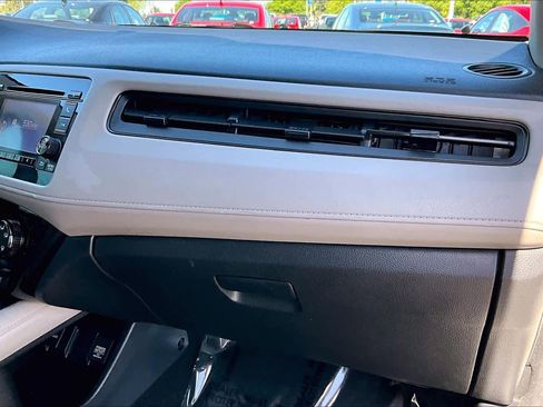 Used 2017 Honda HR-V LX image 18