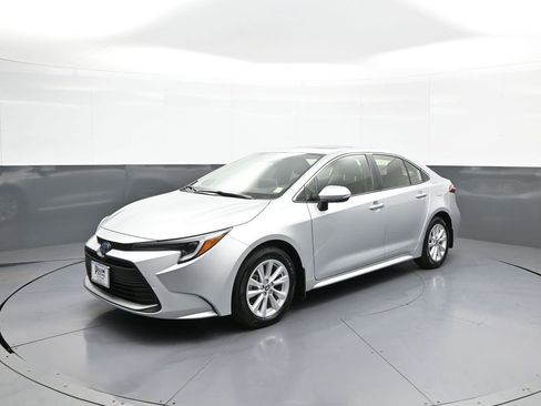 Used 2025 Toyota Corolla XLE image 10