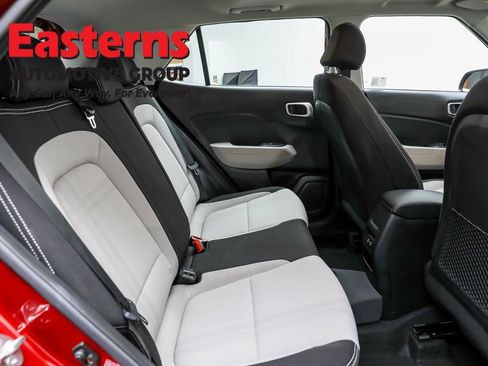 Used 2024 Hyundai Venue SEL image 23